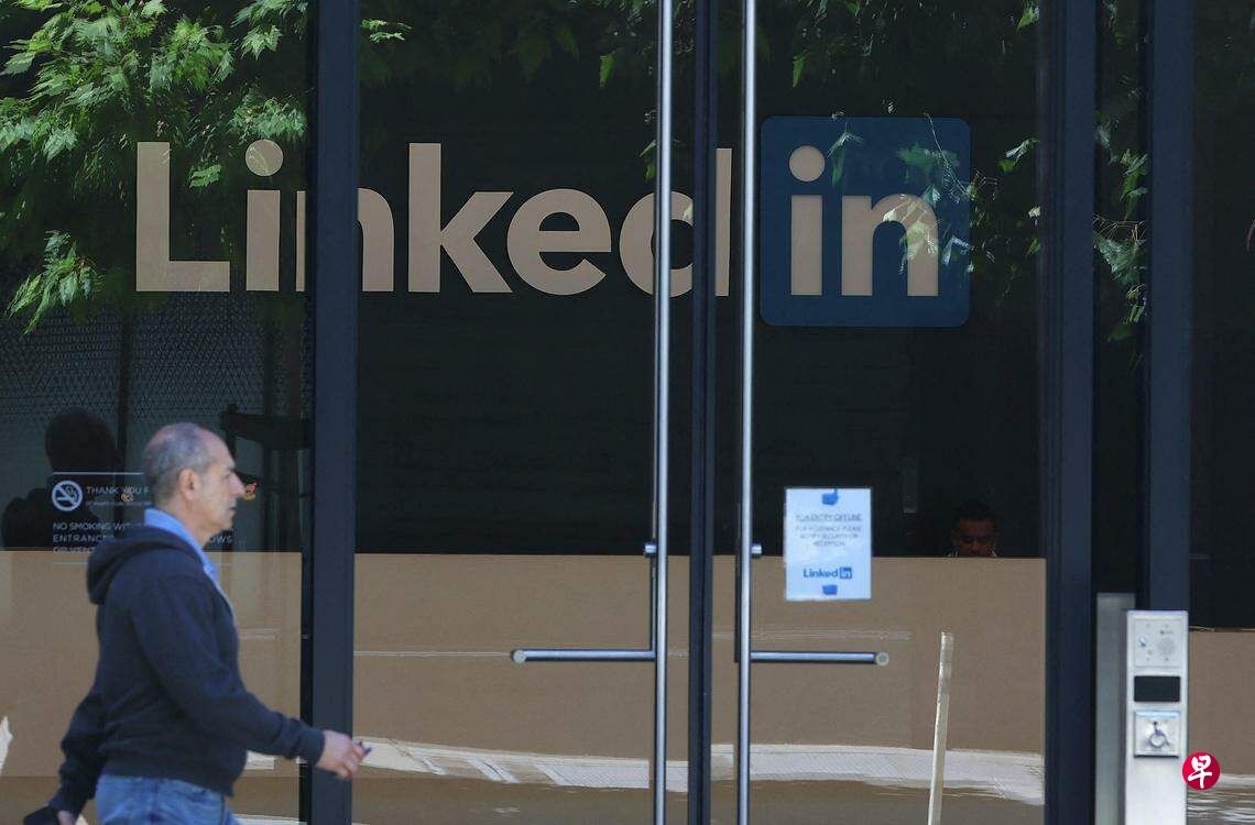 Online Customers Facebook ad: LinkedIn