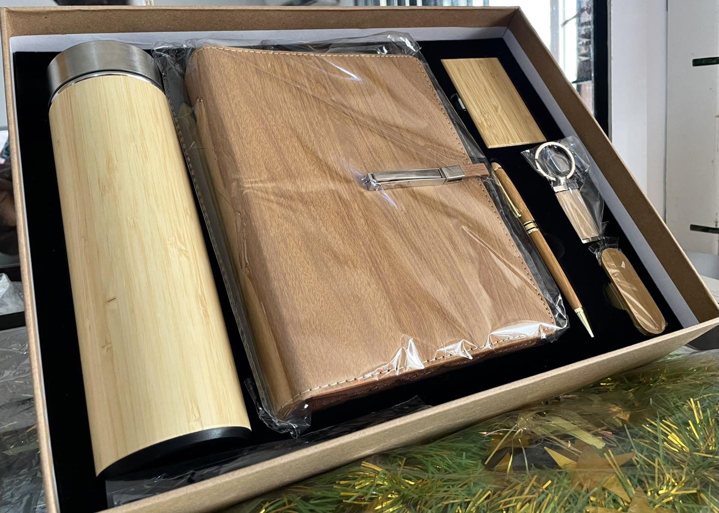 Univ Design Facebook ad: LE CADEAU ULTIME: LUXE & PERSONNALISATION