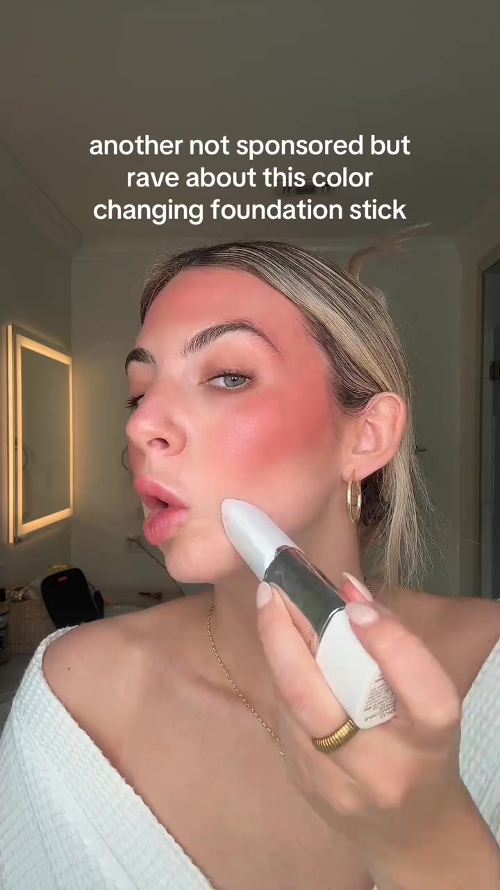 RORO Facebook ad: Smooth, Even, And Effortless Glow-In One Swipe