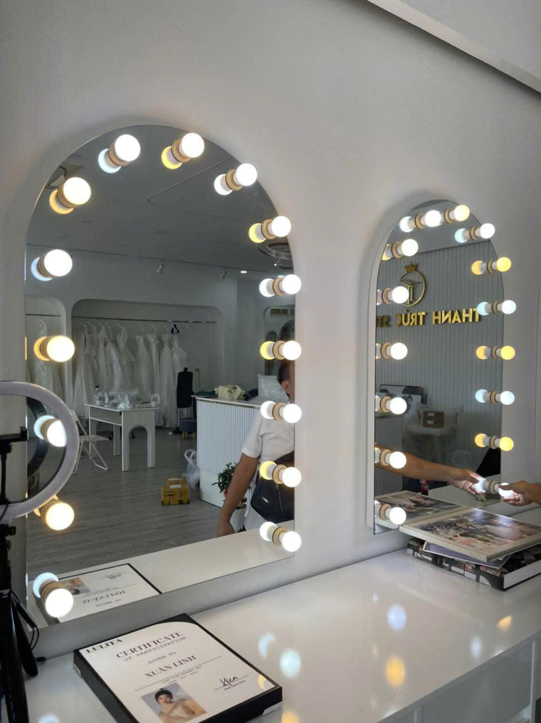 Xưởng Gương Makeup Spa - Studio - Salon Facebook ad: 𝐆𝐔̛𝐎̛𝐍𝐆 𝐁𝐎́𝐍𝐆 Đ𝐄̀𝐍 𝐂𝐇𝐔𝐘𝐄̂𝐍…