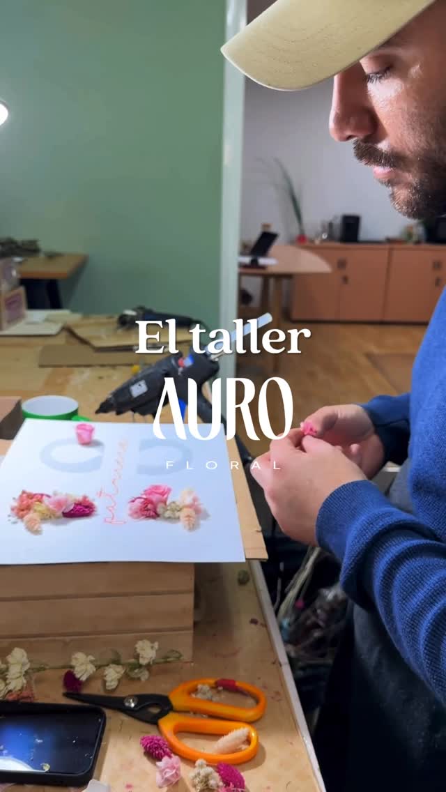 Auro Floral Facebook ad: Cuélate unos segundos en el taller Auro Floral…