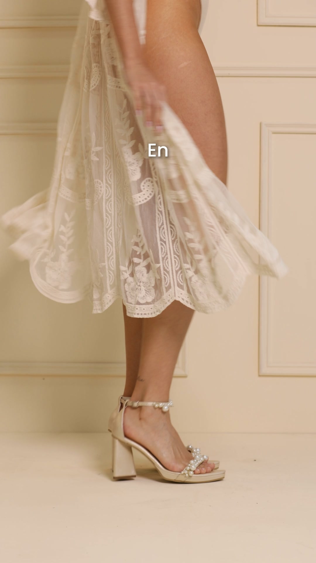 VEDRA Calzado Facebook ad: Diseña unos zapatos tan únicos como el momento…