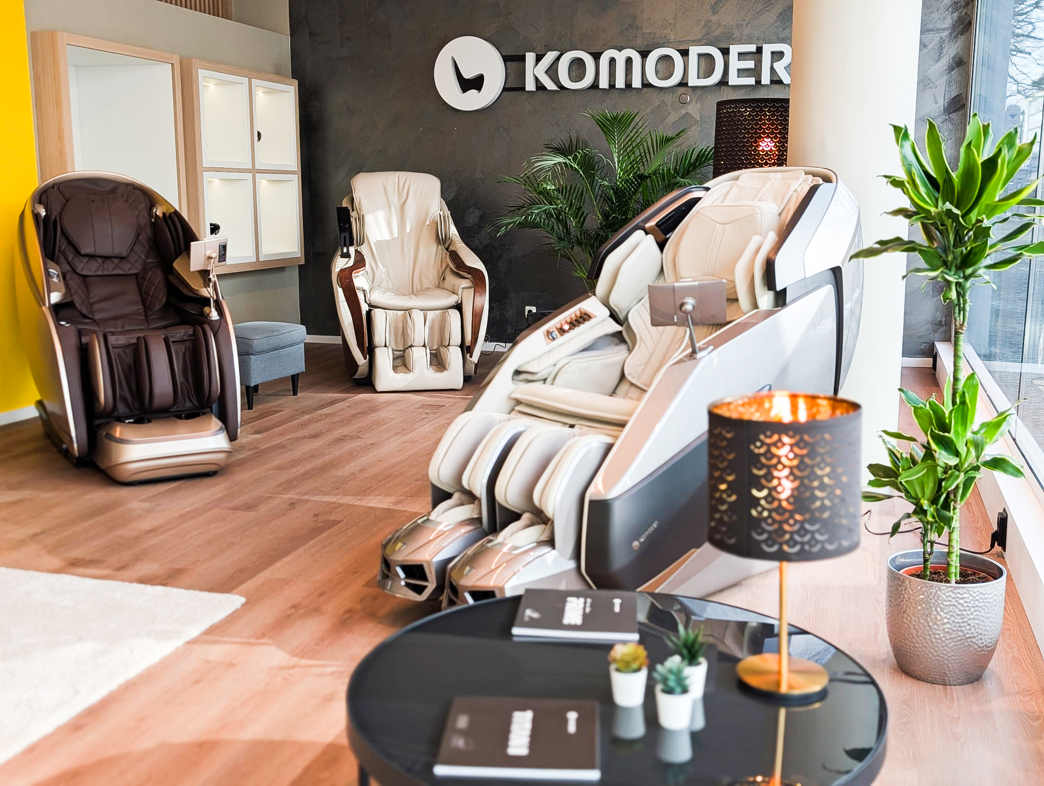 Komoder.de Facebook ad: Wir freuen uns, die Eröffnung unseres neuen Premium-Stores…