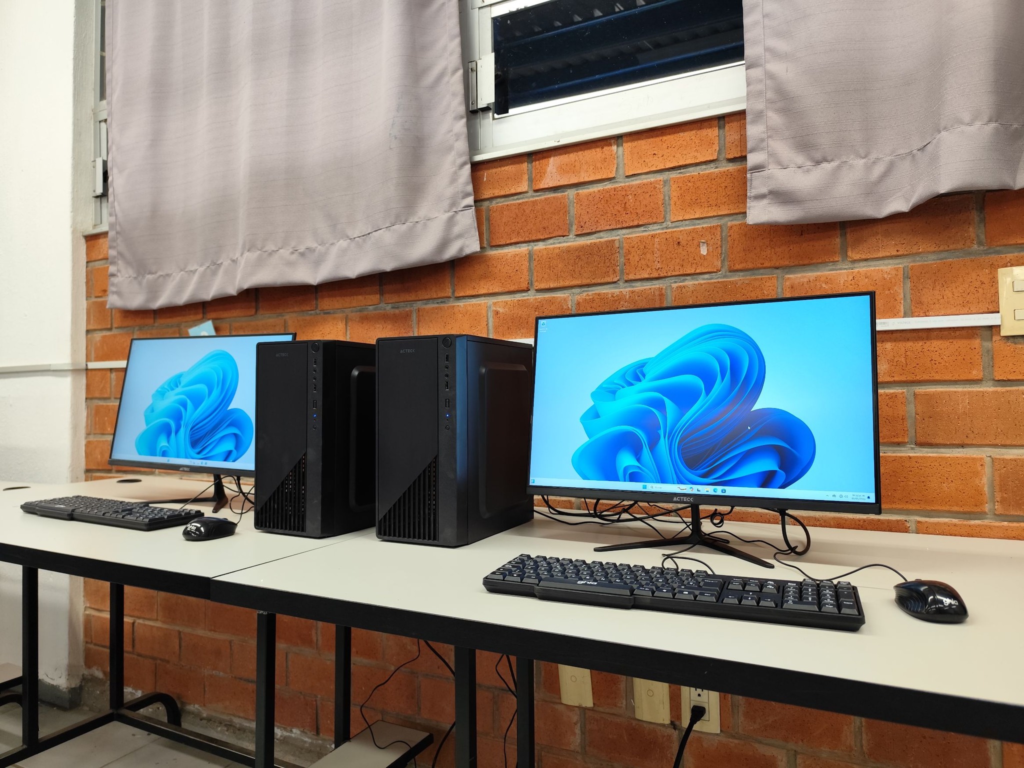 Parallel Softwares Facebook ad: ¡Moderniza tu escuela o empresa con tecnología de…