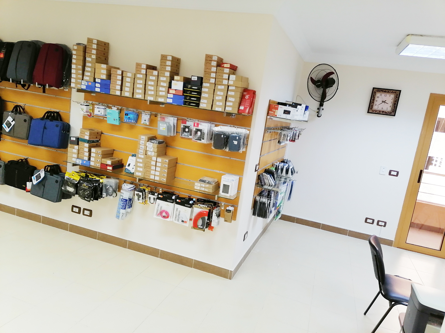 Trust Stores Facebook ad: بتدور على قطع غيار لاب توب!؟