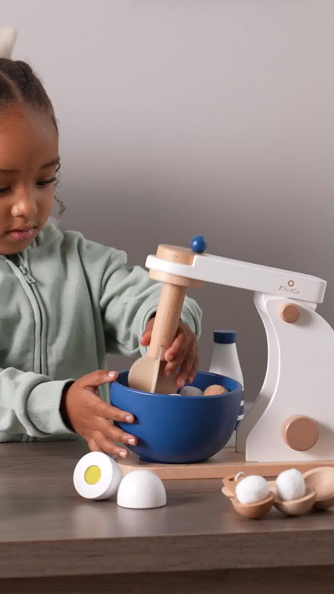 KiwiCo Facebook ad: Fun pretend-play projects