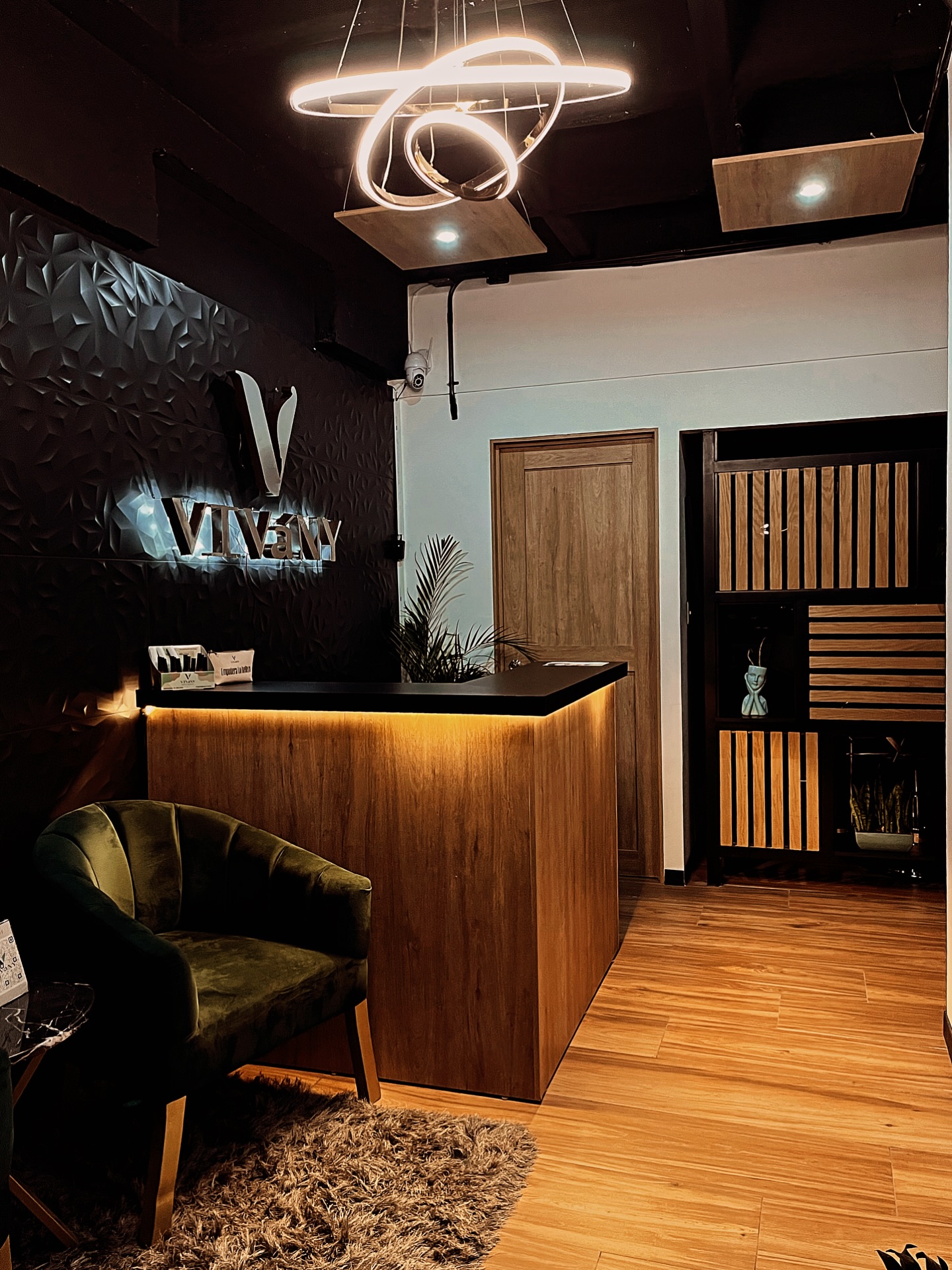 Vivány Beauty Clinic Facebook ad: Vivány Beauty Clinic no es solo una clínica……