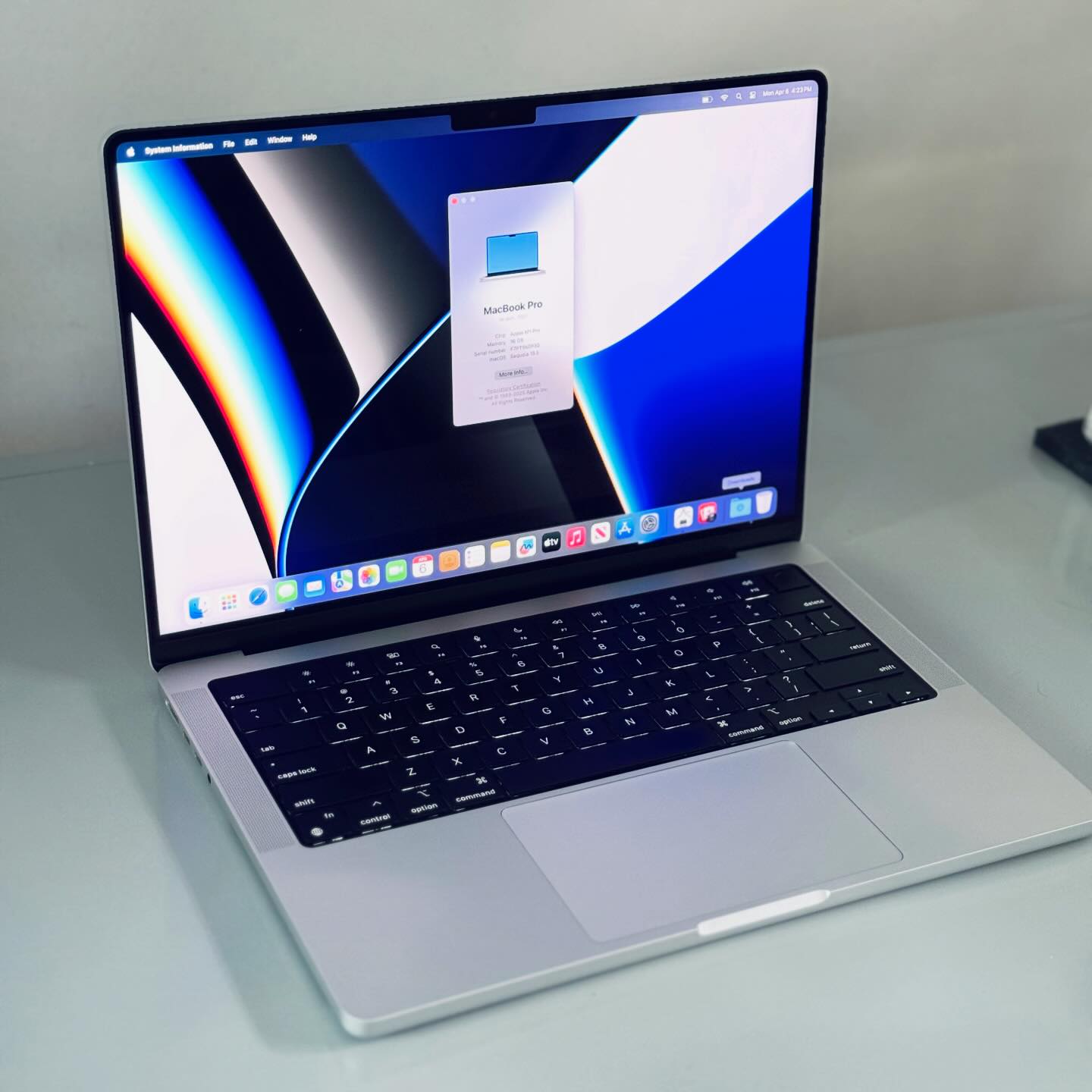 ZION electronics Facebook ad: Mejor MacBook calidad precio con Chip M1 PRO
