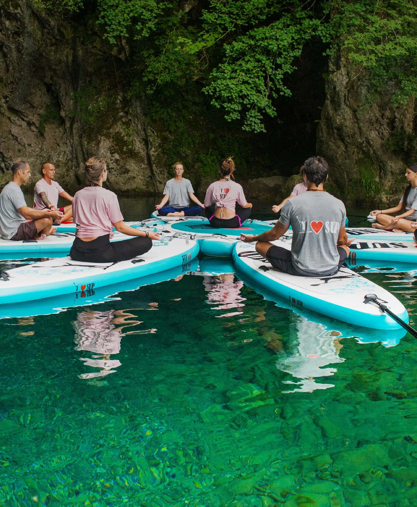 Canyon Park Facebook ad: Yoga Sospeso sulla Laguna Smeraldo