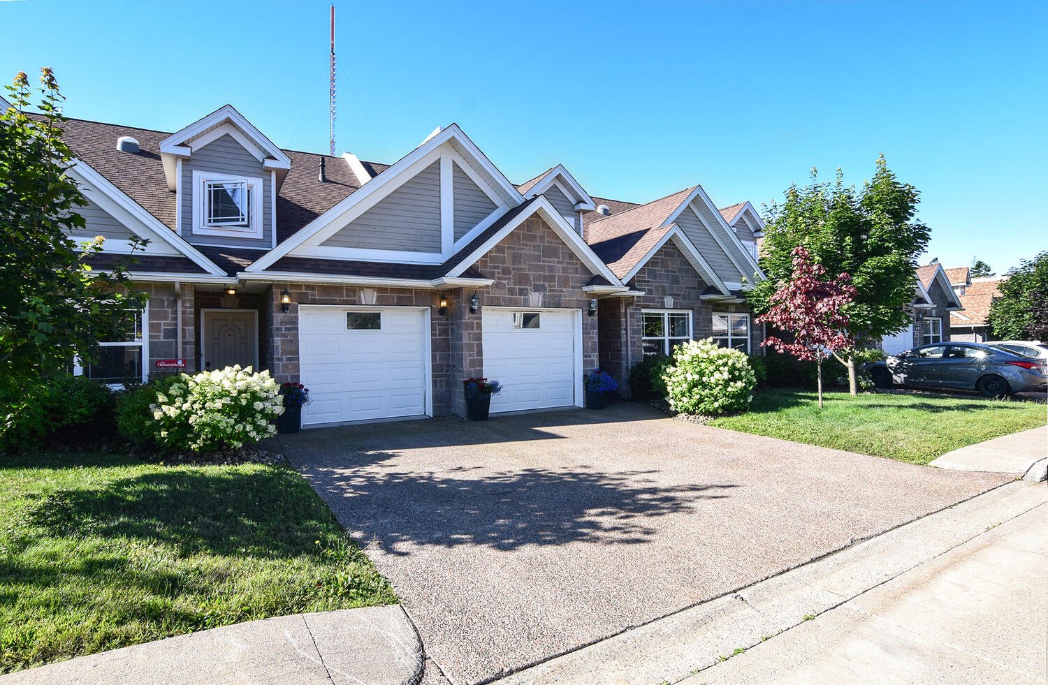 Maria DArbor Facebook ad: 4 Beds 2.5 Baths Townhouse