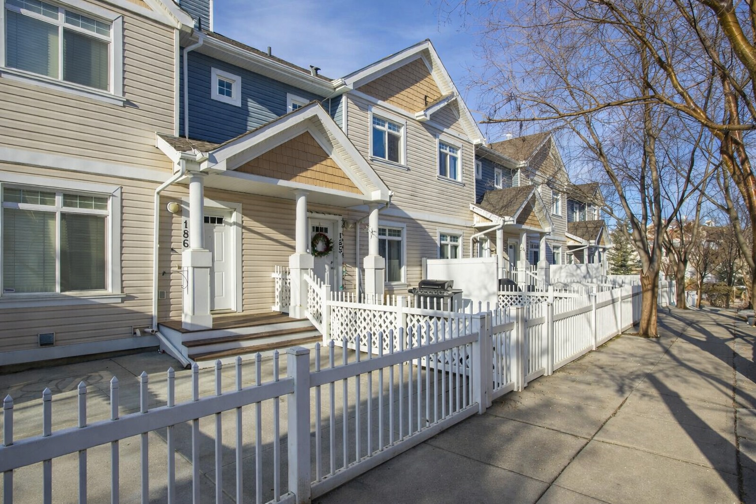 Best Step Facebook ad: 2 beds 3 baths Townhouse