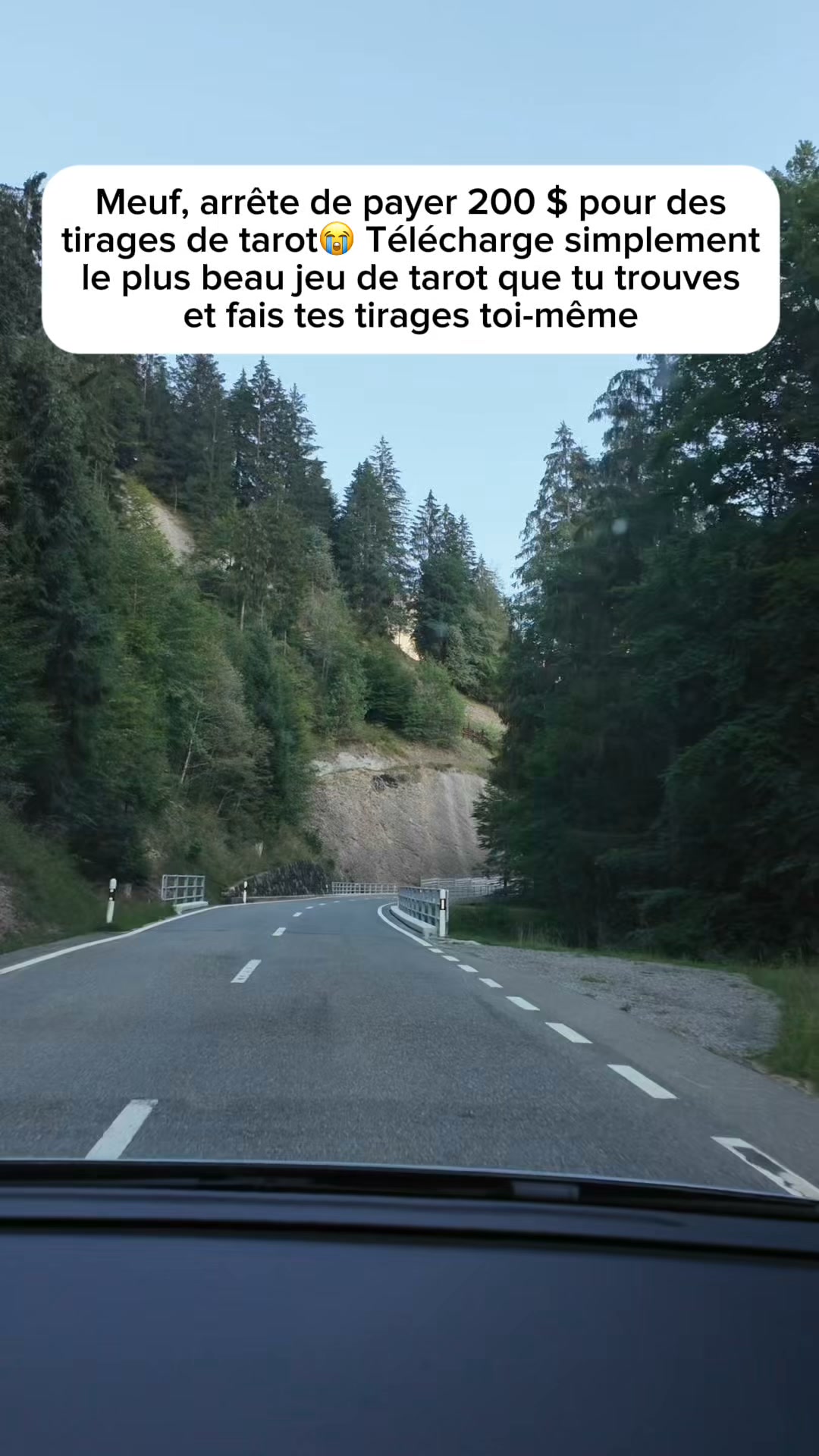 Moonly Facebook ad: Les cartes savent déjà ce que tu traverses