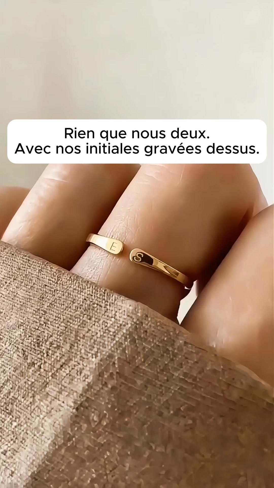 Alix Paris Facebook ad: Bague ajustable avec deux initiales - Cadeau idéal