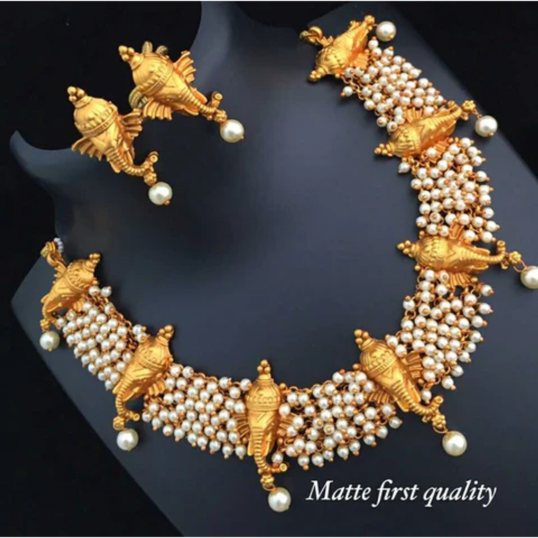 Vanki Shop Facebook ad: Our most-loved necklaces are flying off the shelves