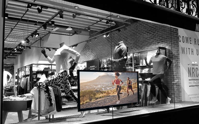 Ado SocialMedia Facebook ad: Schaufenster: Monitor mit beliebiger Werbung bespielen