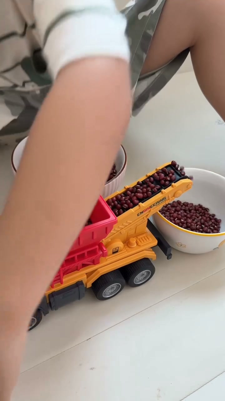 Tiny Dreams UK Facebook ad: #1 Dump Truck Fun