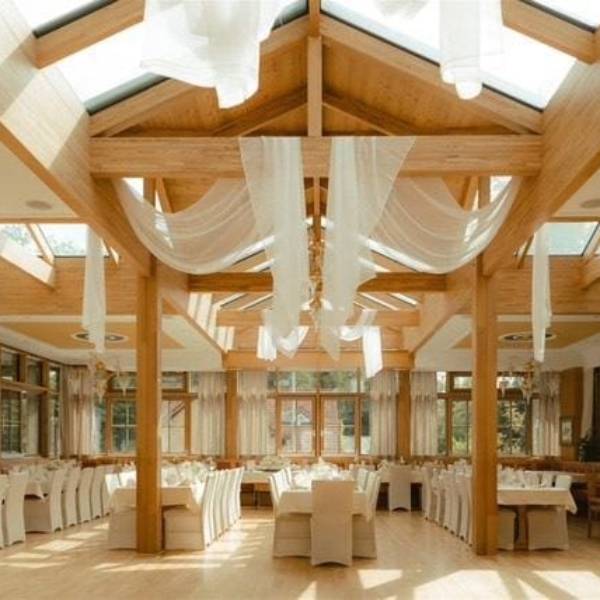 Hotel & Restaurant Waldschloss Facebook ad: Stilvoll heiraten, zwischen Passau & Schärding.