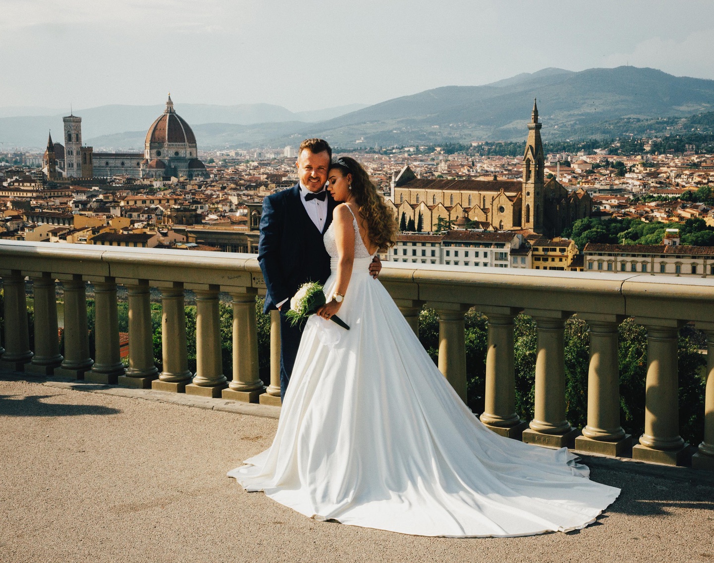 Foto Paolo di Tredici Elena e Chiara Facebook ad: Quel sorriso prima di entrare.