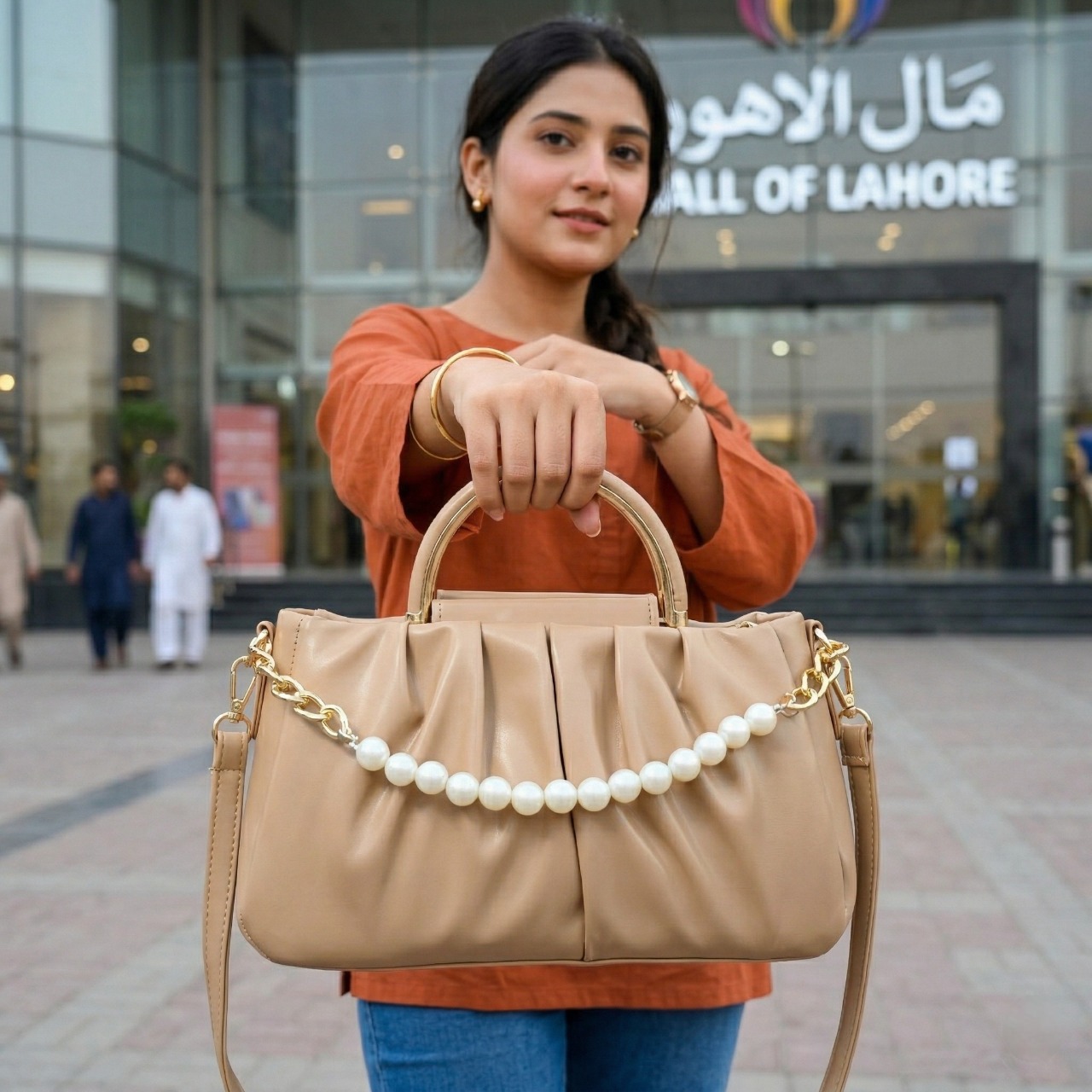Bag Wears Facebook ad: Minimalist design. Premium quality.