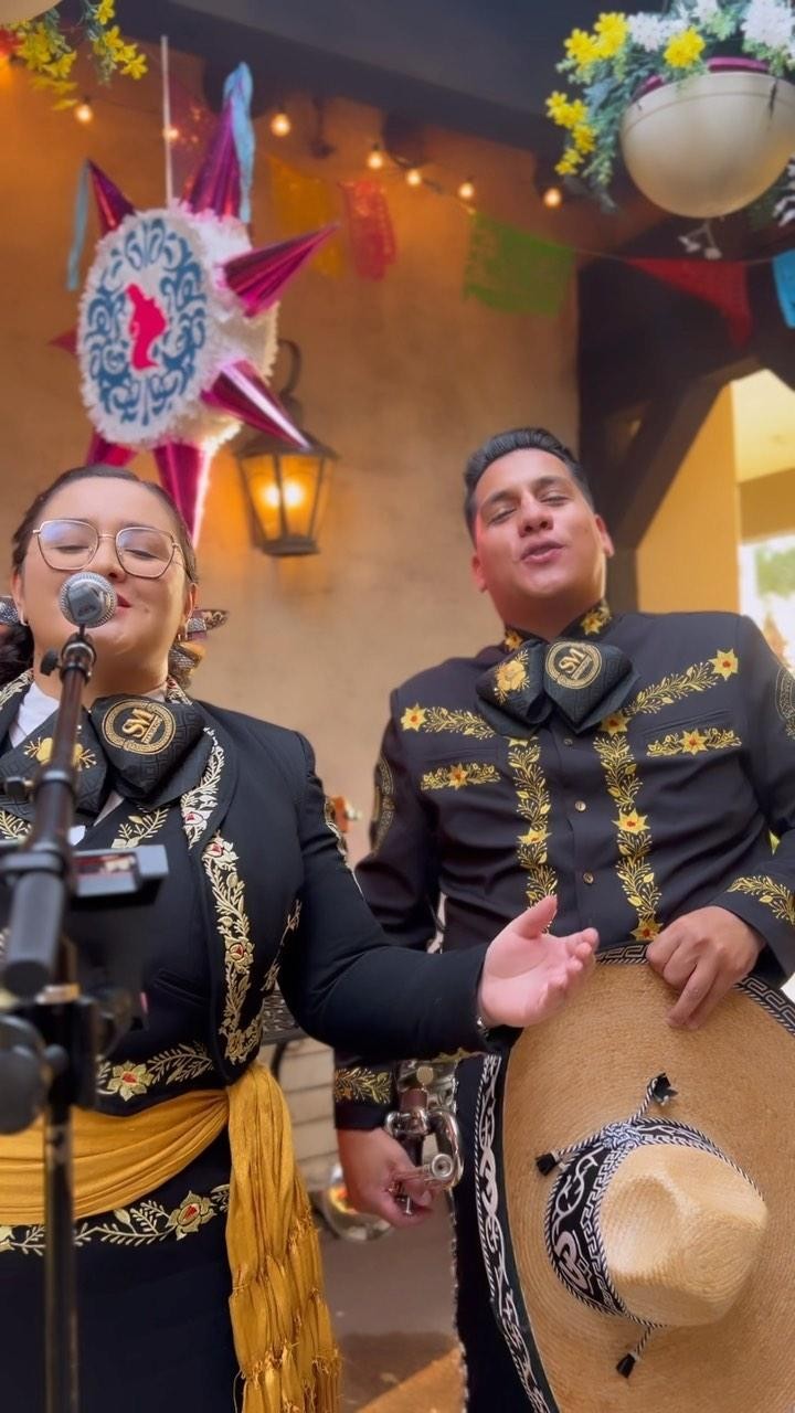 Show Mexicanisimo Mariachi Band Facebook ad: Te ayudamos a sorprender a esa persona especial…