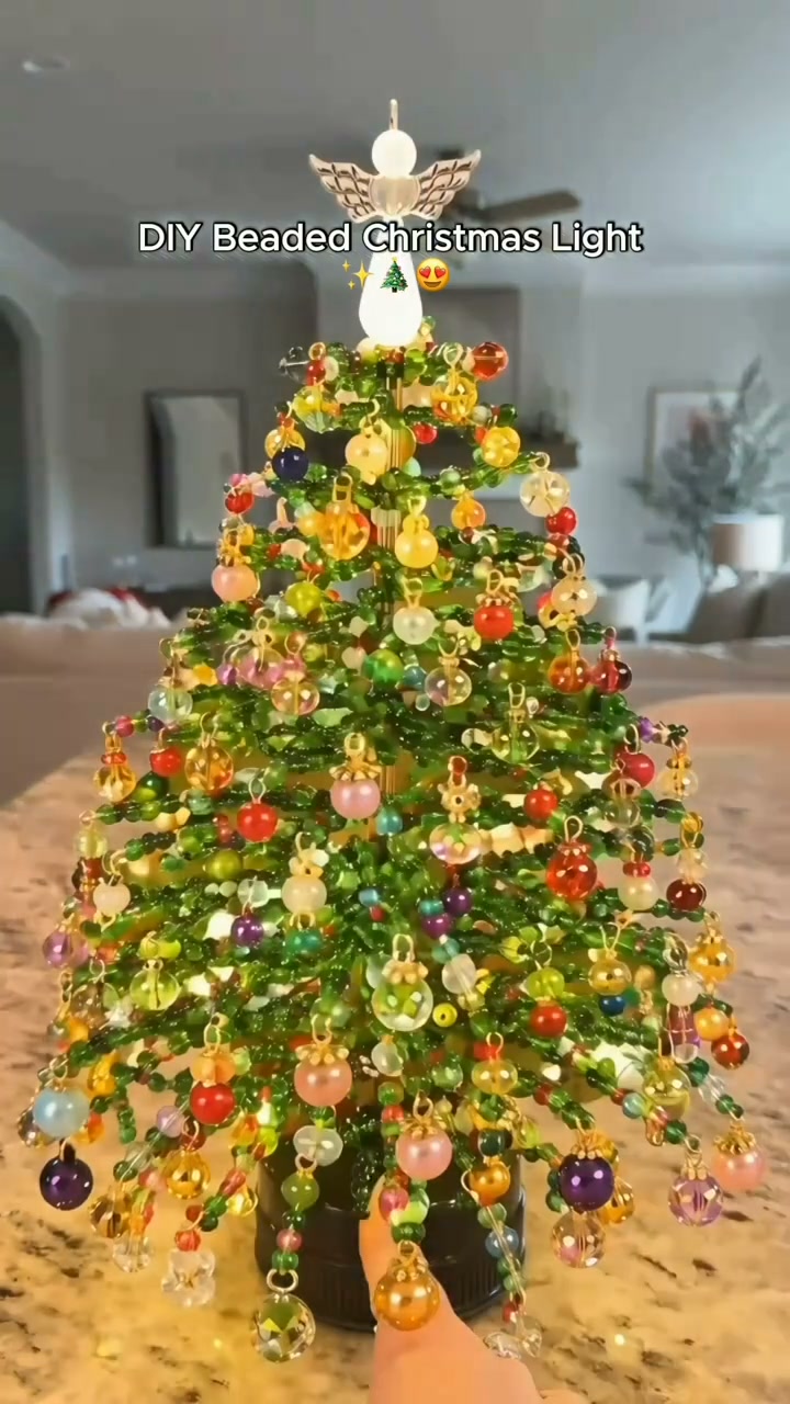 Handtobook11+ Facebook ad: Create your own dazzling holiday decoration at home!
