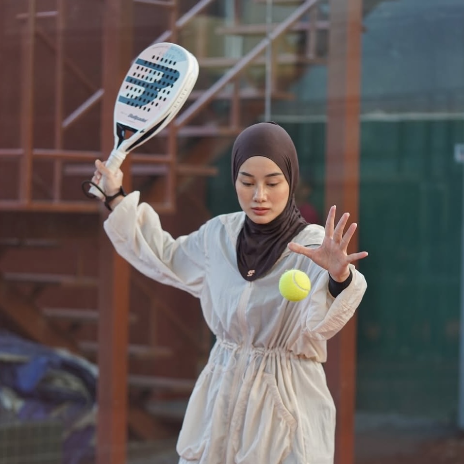 Lozy hijab Facebook ad: PADEL BARENG LOZY | TEN SPORT COLLECTION