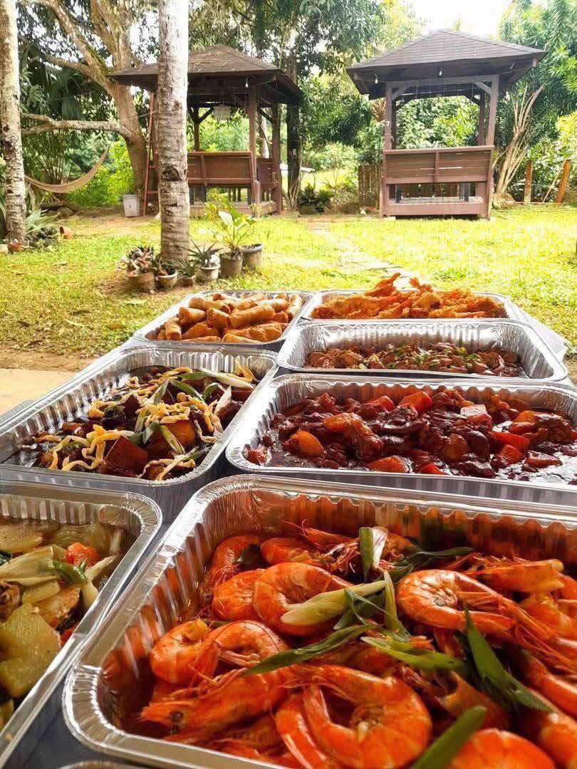 Lpez Resto and Catering Services Facebook ad