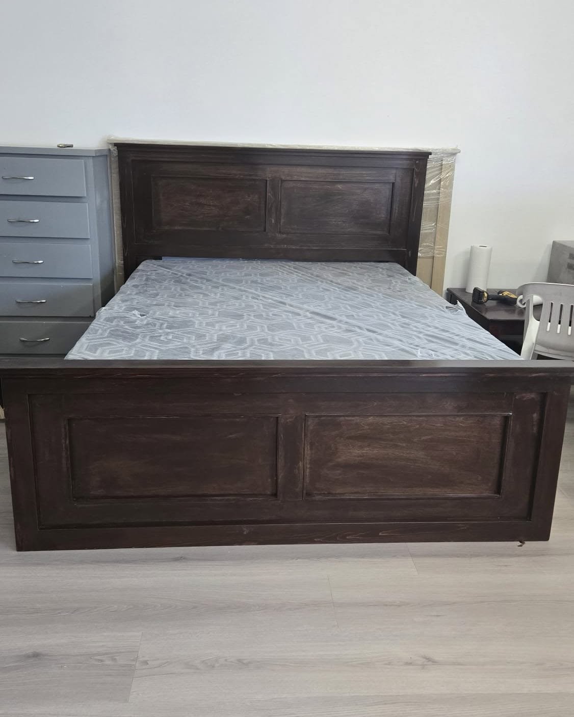 Mmbox Newton Facebook ad: SOLID WOOD BOX BED