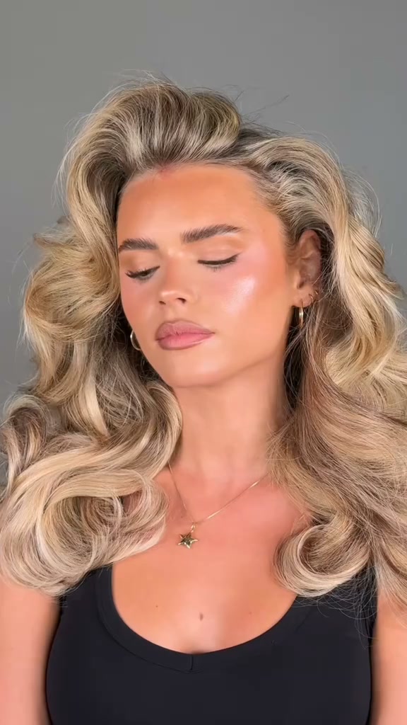 Color Wow Facebook ad: Head-turning, Runway-ready Volume