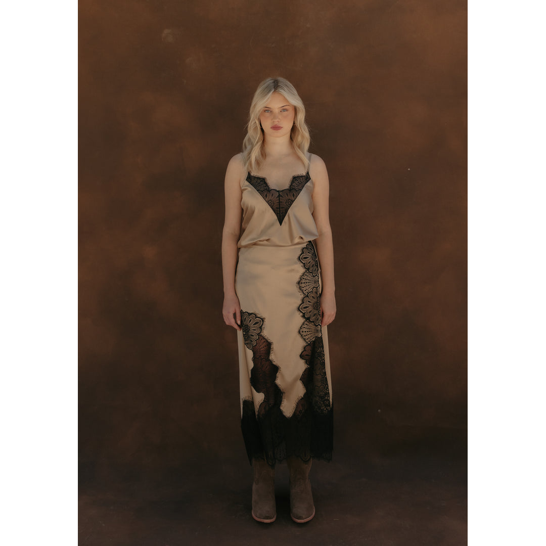 Entos Lingerie MX Facebook ad: Descubre Lace & Boots by ENTOS, una colección…