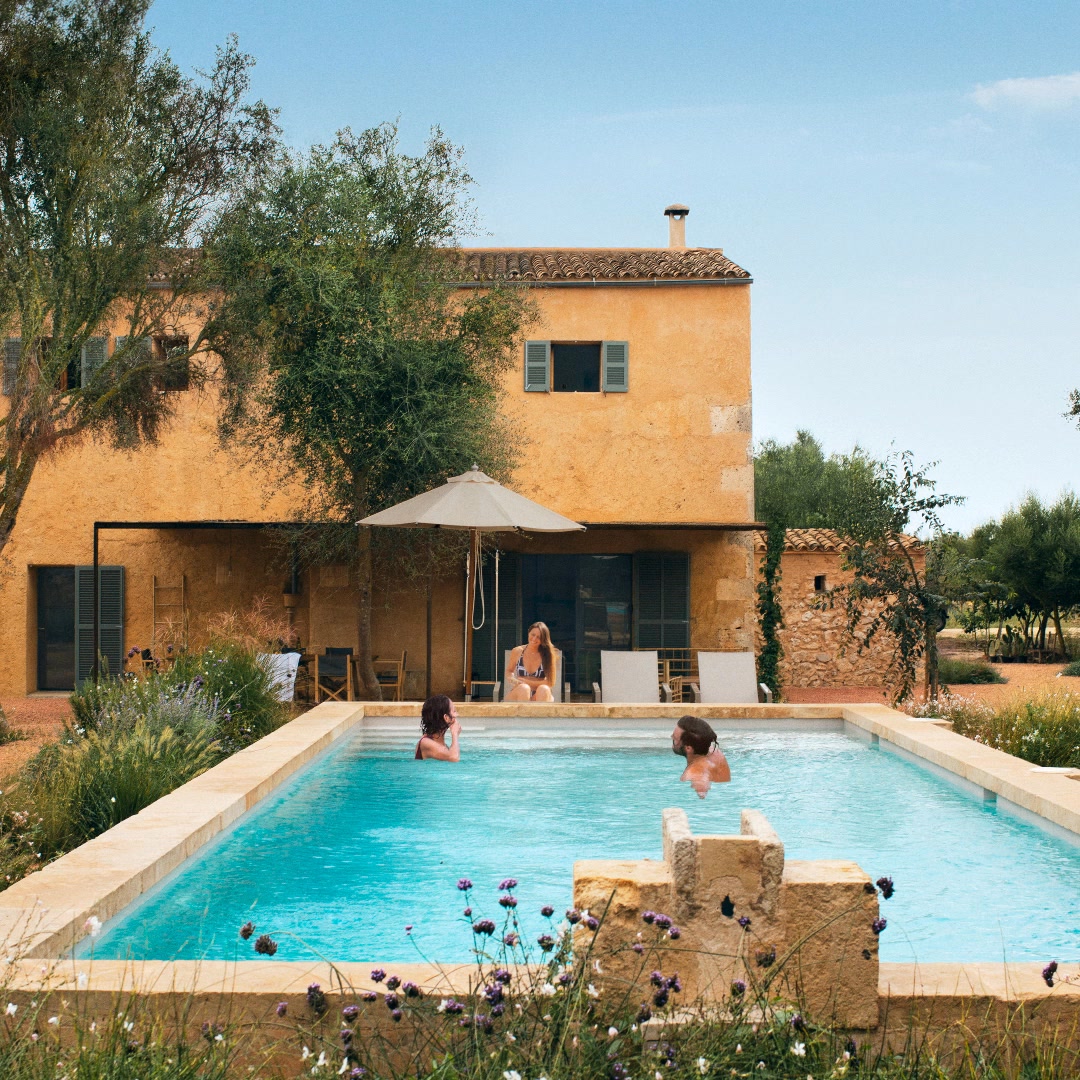 Airbnb Facebook ad: Pool. Sun. Snorkels.