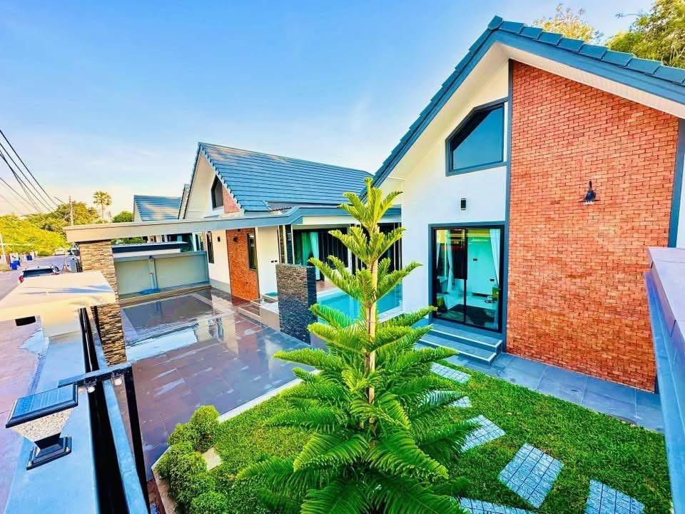 บีดขายบ้าน ที่ดิน ภาคตะวันออก Facebook ad: Luxury Pool Villa ใกล้อ่างมาบประชัน 2 หลังสุดท้าย