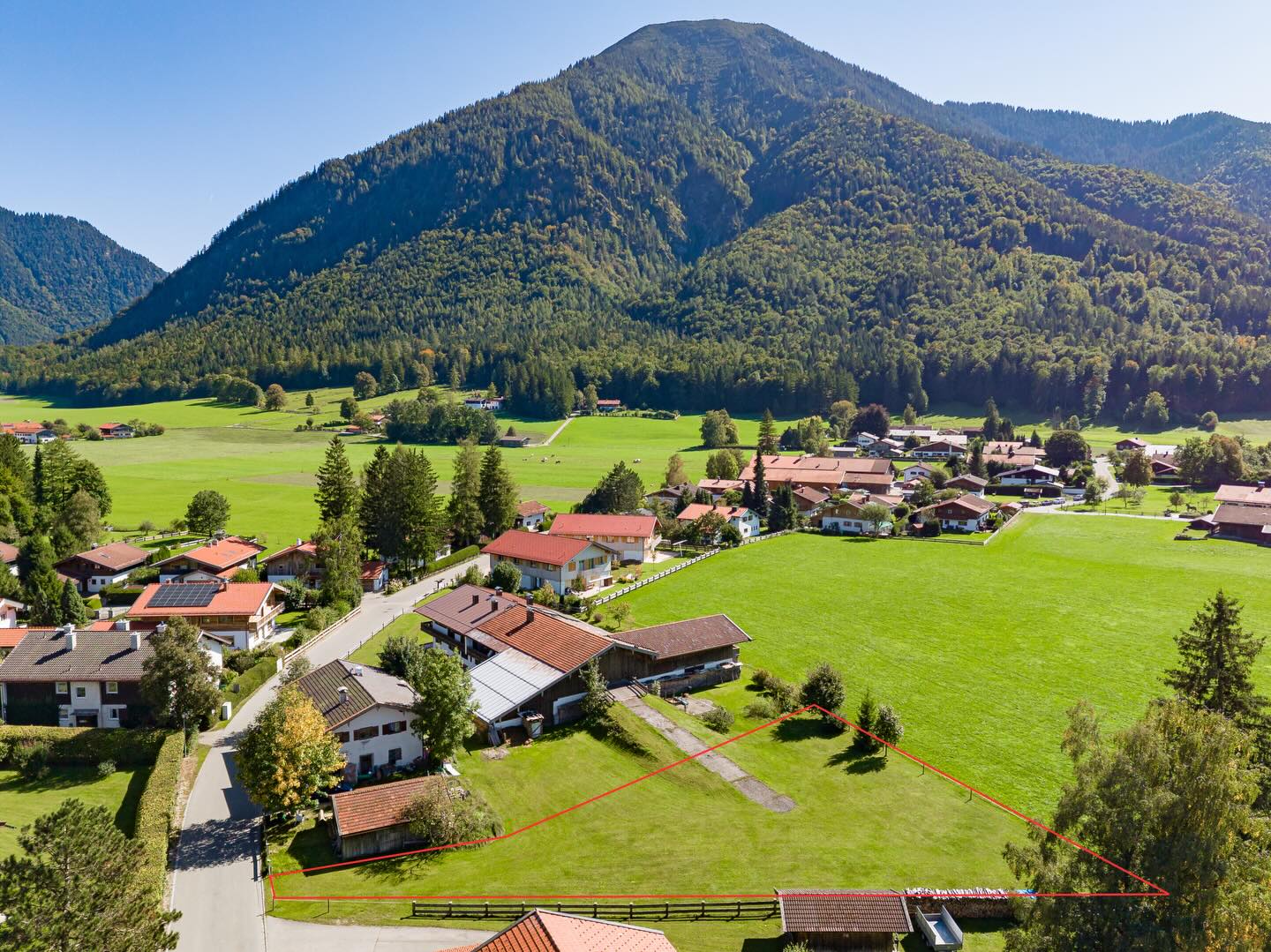 Grala Immobilien & Service GmbH Facebook ad: Traumgrundstück mit Panoramablick auf den Wallberg