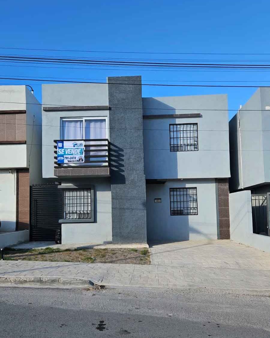 Su Casa Bienes&Raíces Facebook ad: Centro de Negocios Inmobiliarios.