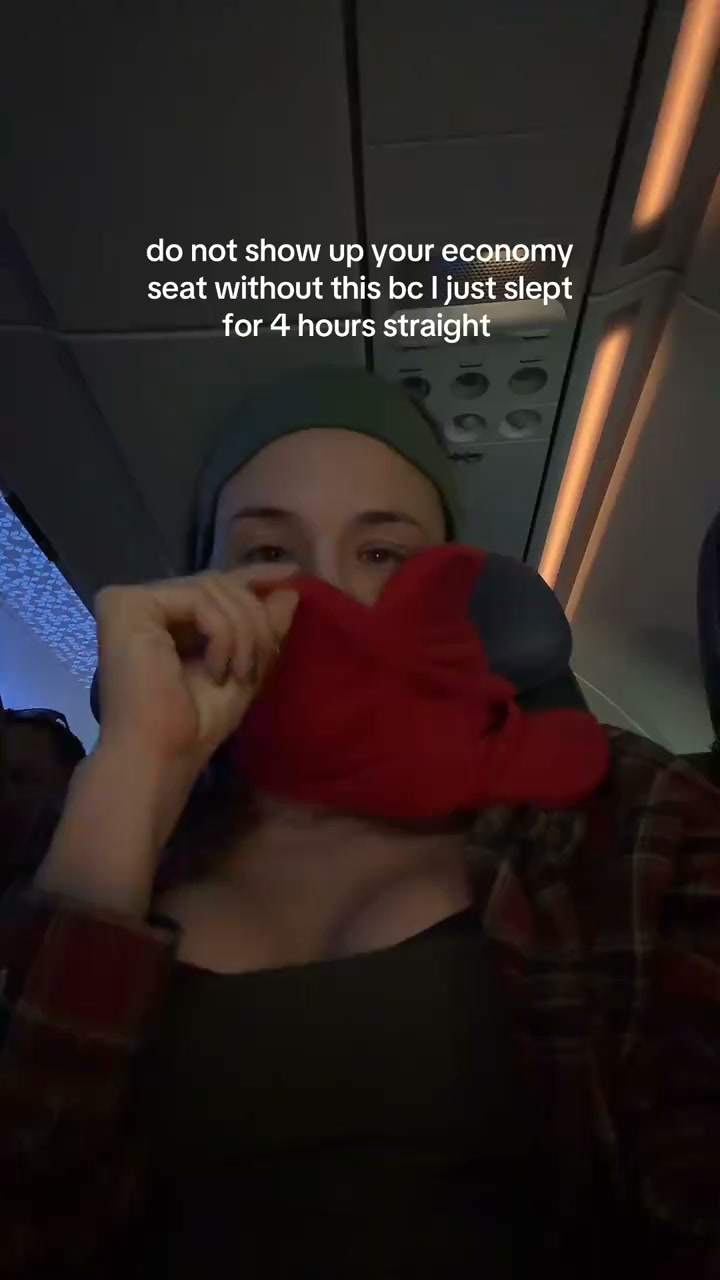 Trtl Facebook ad: Schluss mit dem Kopfnicken im Flieger!