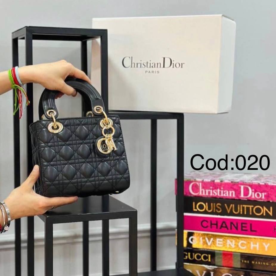 Lamrianopoulos Stores Facebook ad: Τσάντες επώνυμων οίκων σε απίστευτα χαμηλές τιμές.