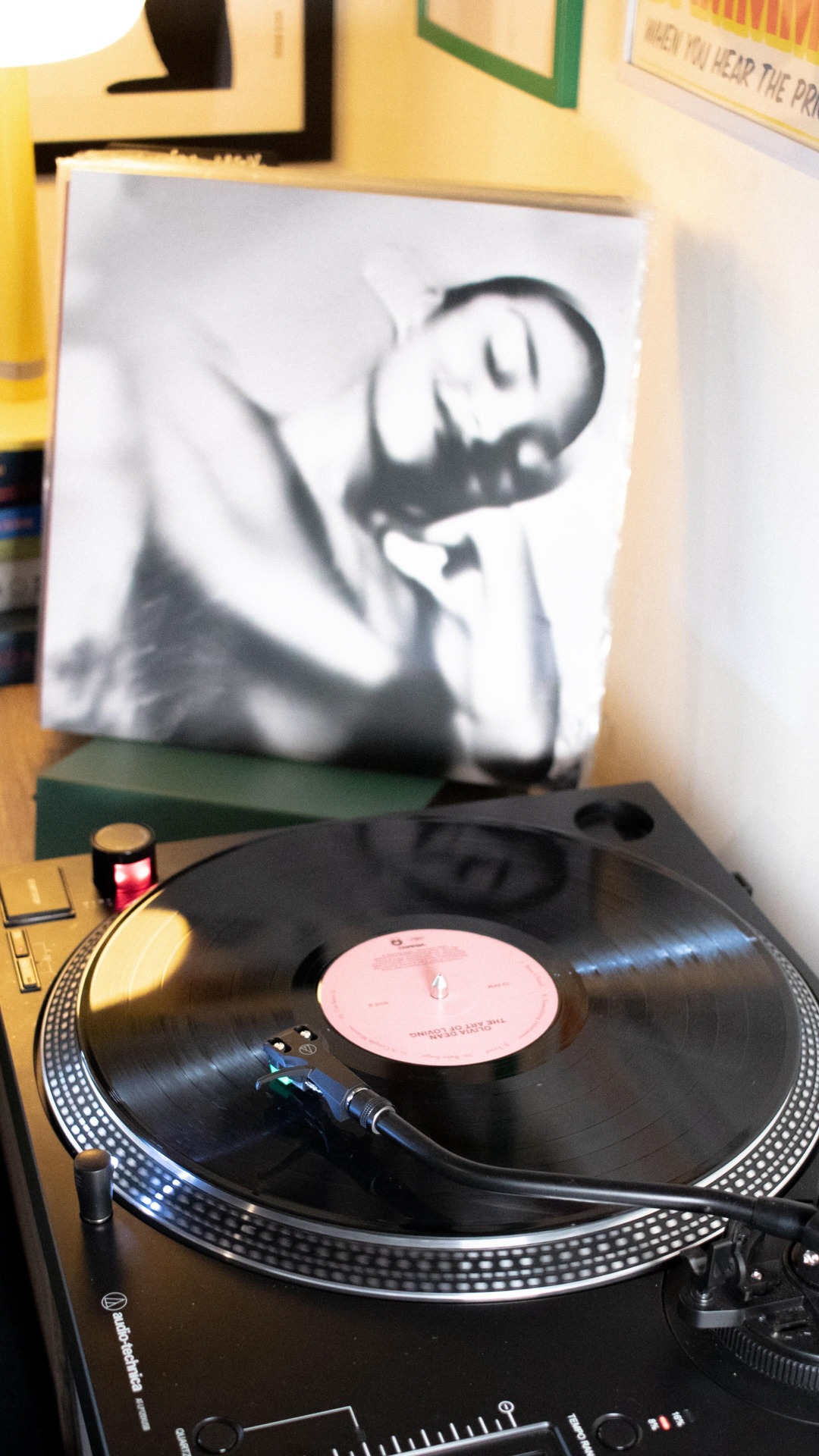 Mask guy record store Facebook ad: a olivia dean la conocemos desde hace un…
