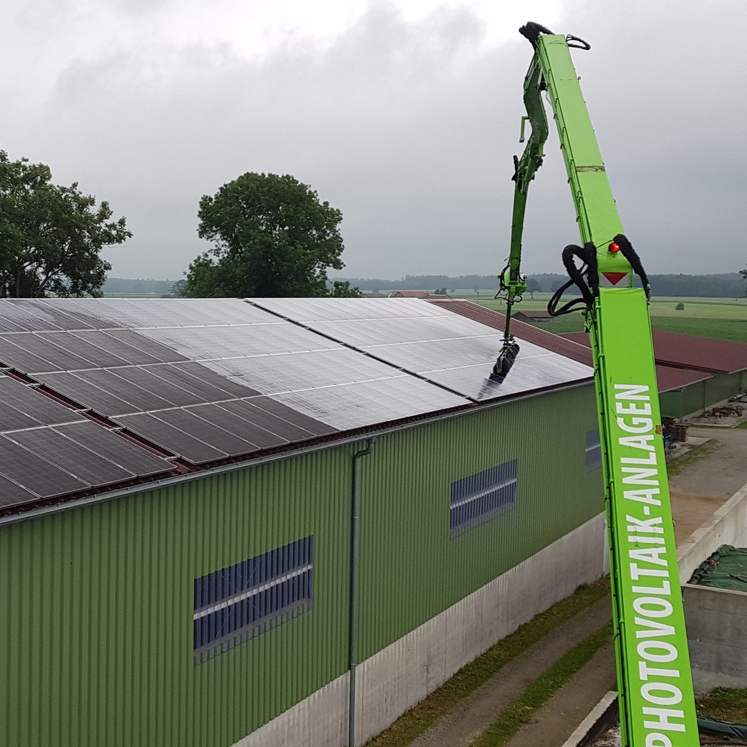 KLEIN Service GmbH Facebook ad: Reinigung von PV-Anlagen, Dachflächen, Fassaden und…