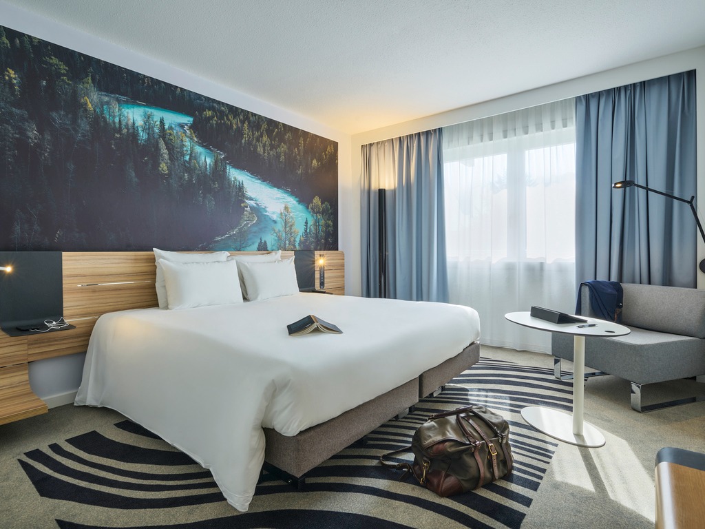 Novotel Facebook ad: En solo, à deux ou en famille, profitez…