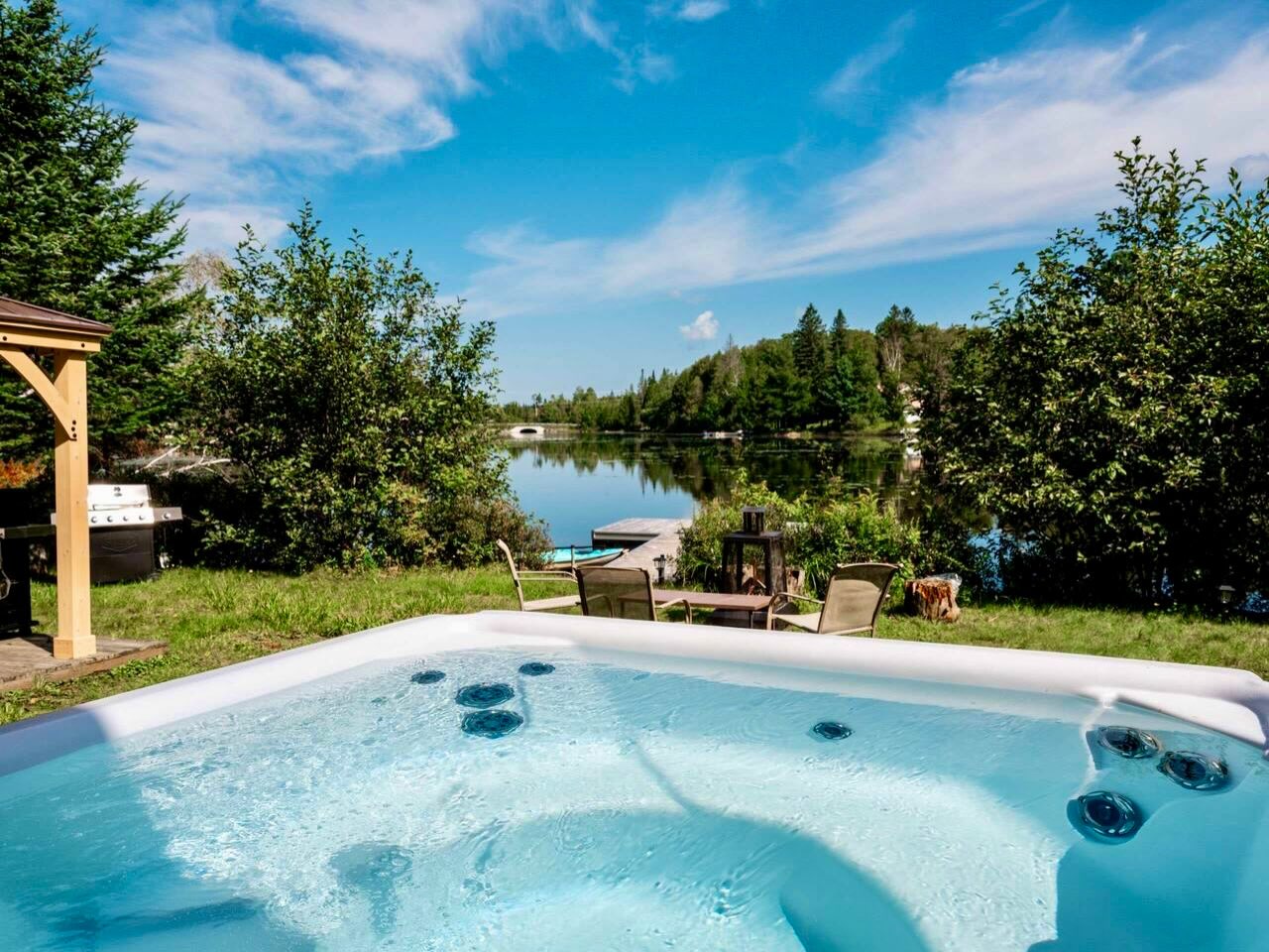 lelacapaisant Facebook ad: Le spa, le lac, le silence.