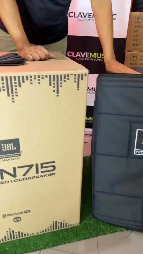 Clavemusic Facebook ad: Combo JBL EON715 + Accesorios