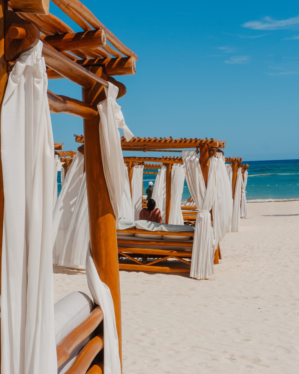 Kanna Beach Club Punta Cana Facebook ad: Palmeras, mar turquesa y tu propio espacio frente…