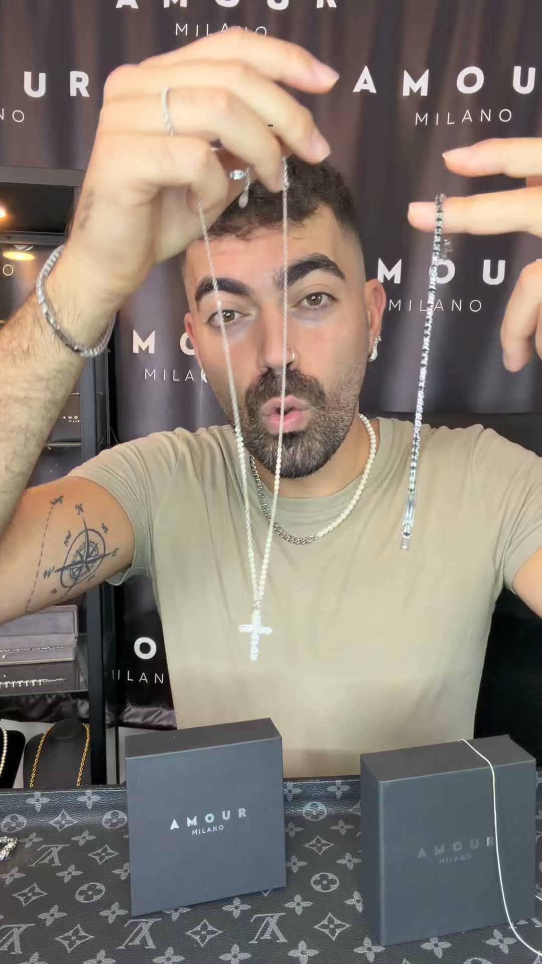 Amour Milano Facebook ad: 2 gioielli al prezzo di 1 · il 2° è gratis