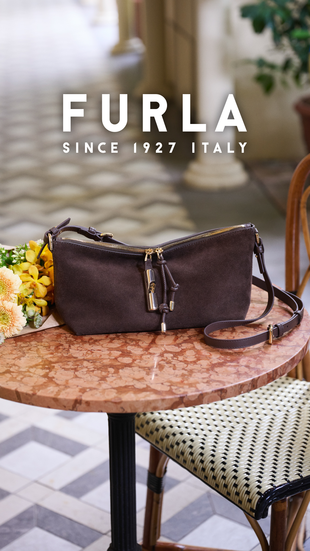 Furla Facebook ad: カジュアルさと洗練を兼ね備えた「フルラ デビー」。