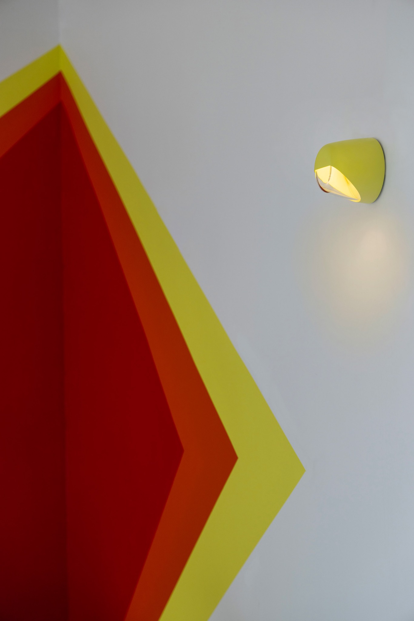 Roger Pradier - Outdoor Lighting Facebook ad: Jaune Soufre ou Jaune Brillant…