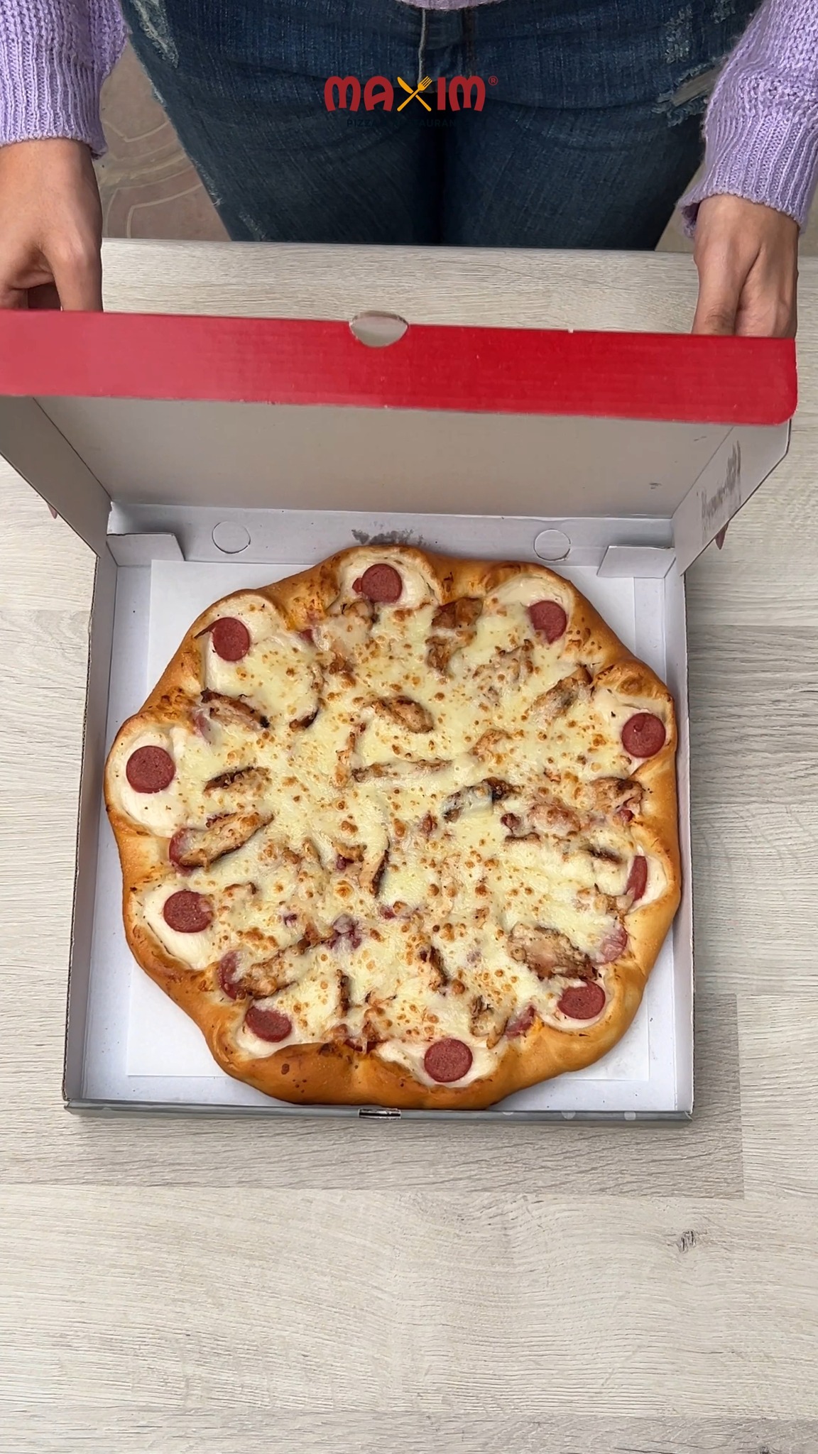 Maxim Pizza & Restaurant Facebook ad: كل بيتزا بتبدأ بعجينة خاصة بينا