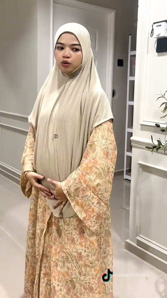 Zihaluv Collections Facebook ad: Tak Payah Gosok Dah Sis, Sarung Je Terus Cantik