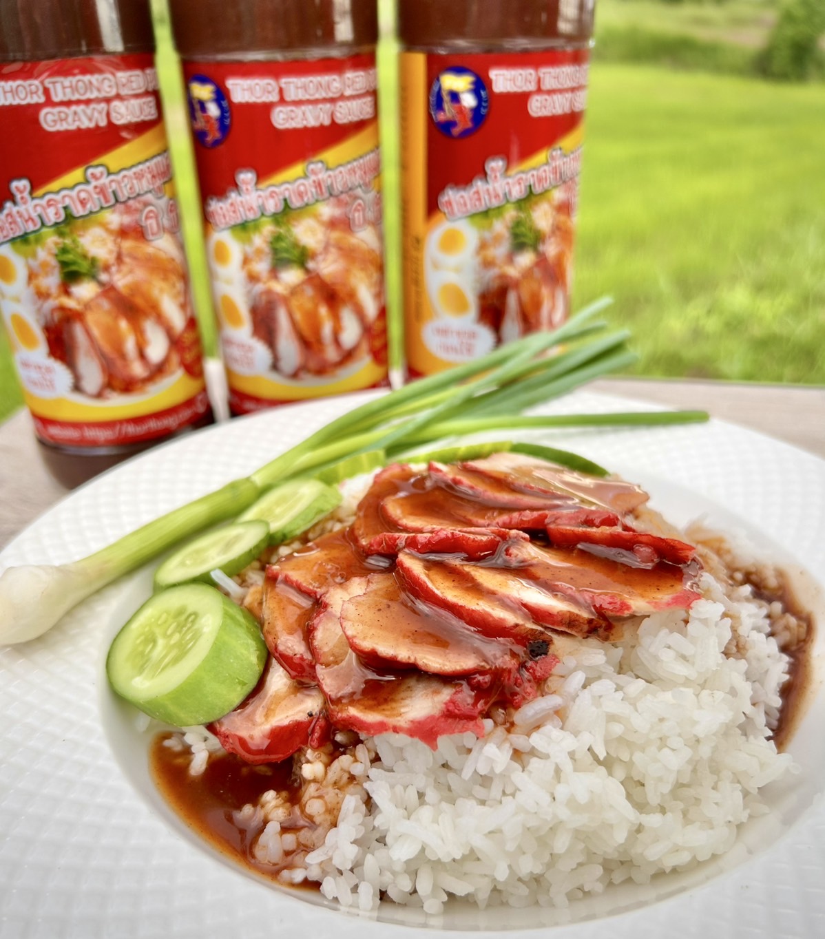 ธ ธง thorthong Facebook ad: ท้าสายหมูแดงต้องร้อง Wow Wow Wow!
