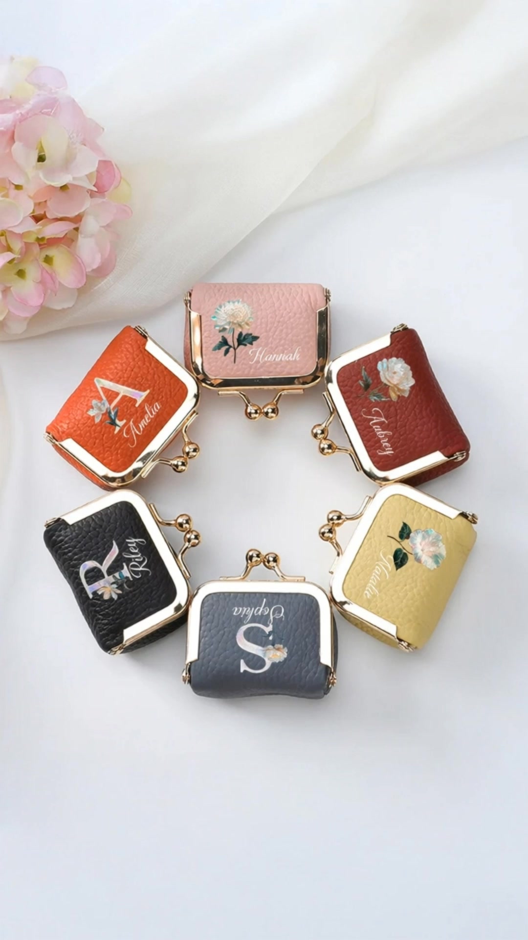 Callie Germany Facebook ad: Personalisiertes Mini-Schmuck-Etui aus Leder mit…