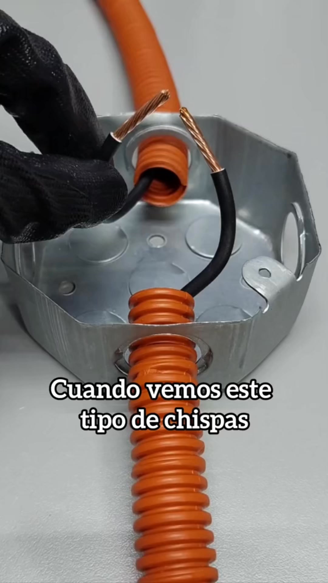Berlin Shopp Facebook ad: Detector de voltaje seguro y fácil de usar